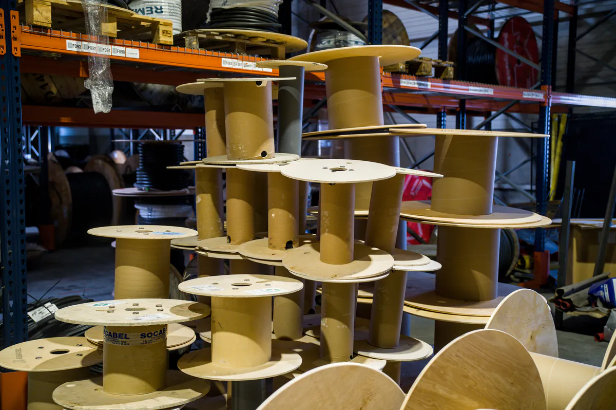 Empilement de tourets en bois recyclés dans l'entrepôt REMATEC
