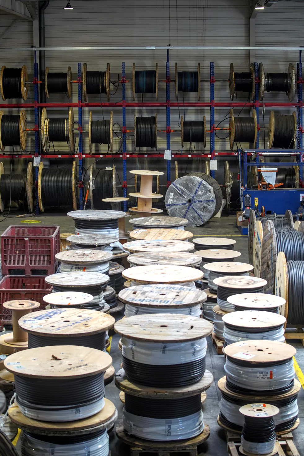 Tourets de câble sur racks de stockage dans l'entrepôt Rematec