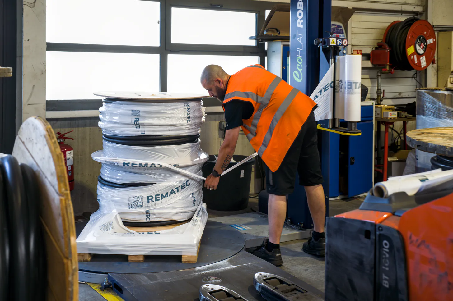 Technicien Rematec effectuant une découpe de câble sur machine de touretage en atelier