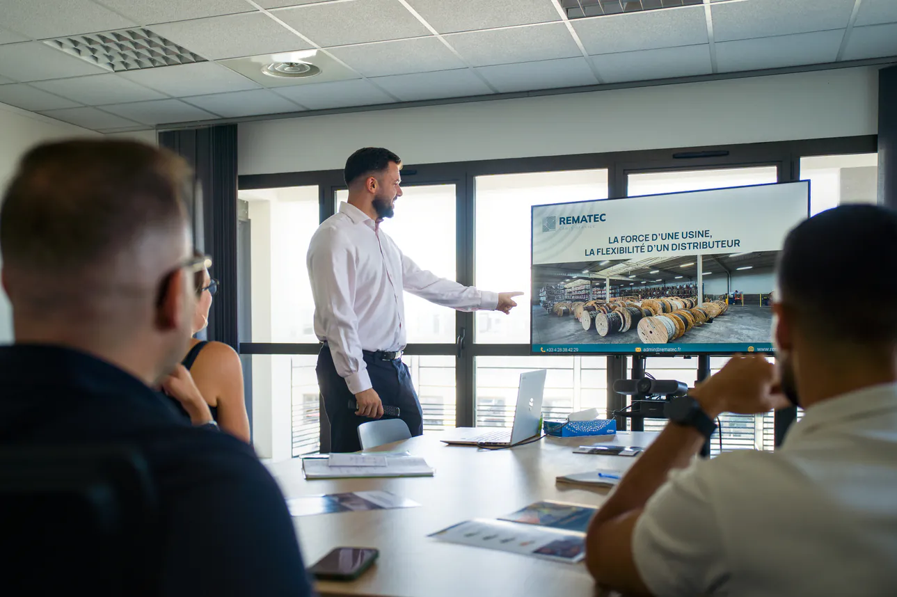 Équipe Rematec en réunion dans un bureau vitré