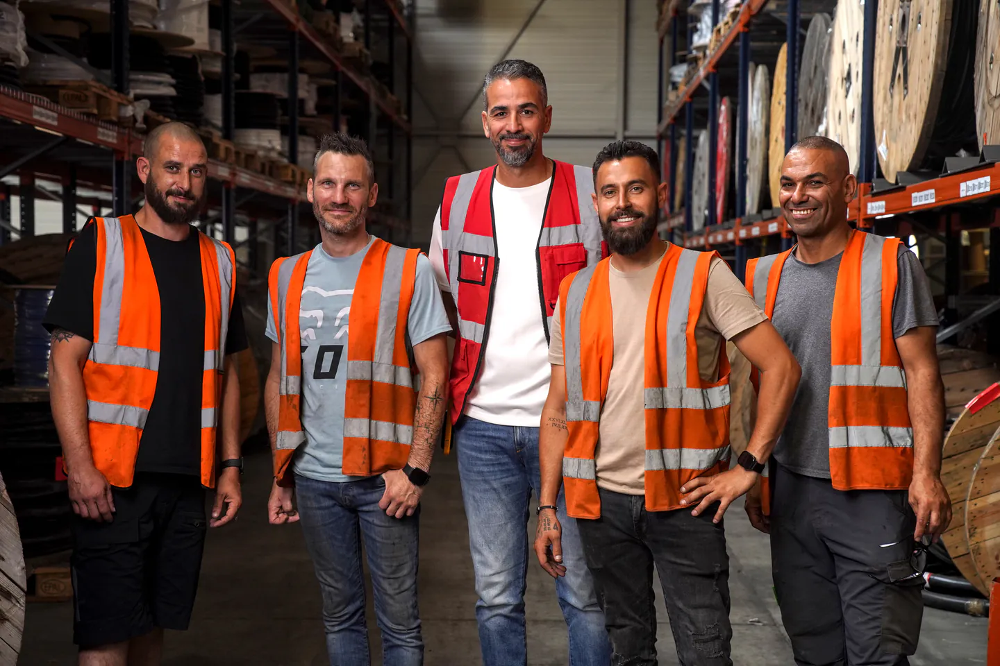 L’équipe d’entrepôt de REMATEC dans une allée de stockage de câble