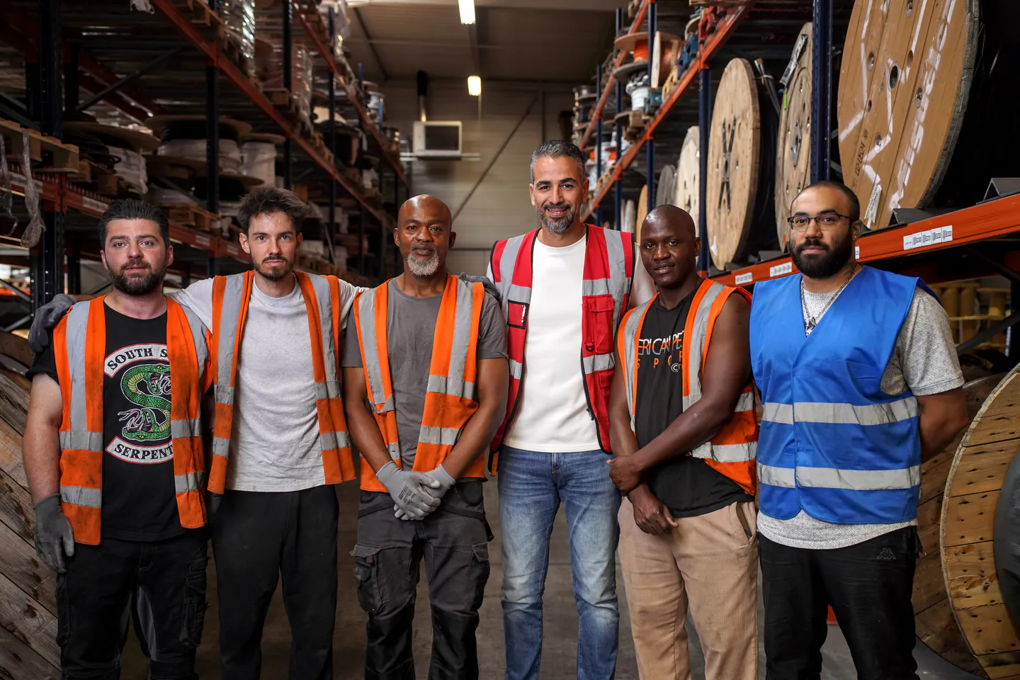L’équipe logistique de REMATEC en gilets de sécurité devant les tourets de câble