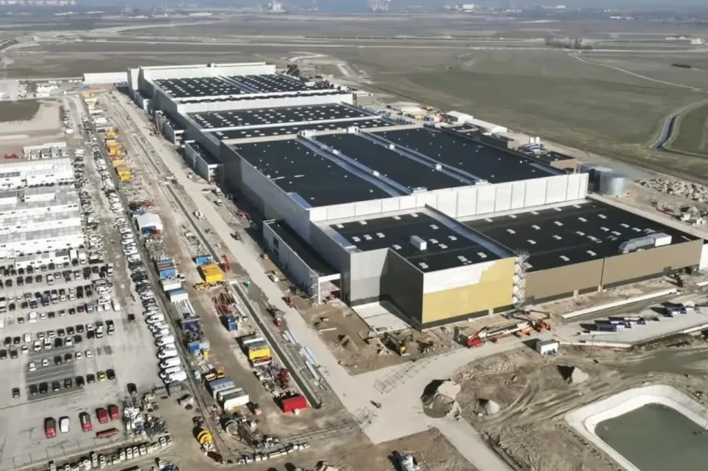 Vue aérienne élargie du site industriel de la Gigafactory Verkor en construction