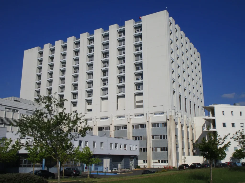 Façade du Nouvel Hôpital Trousseau (NHT), bâtiment hospitalier moderne