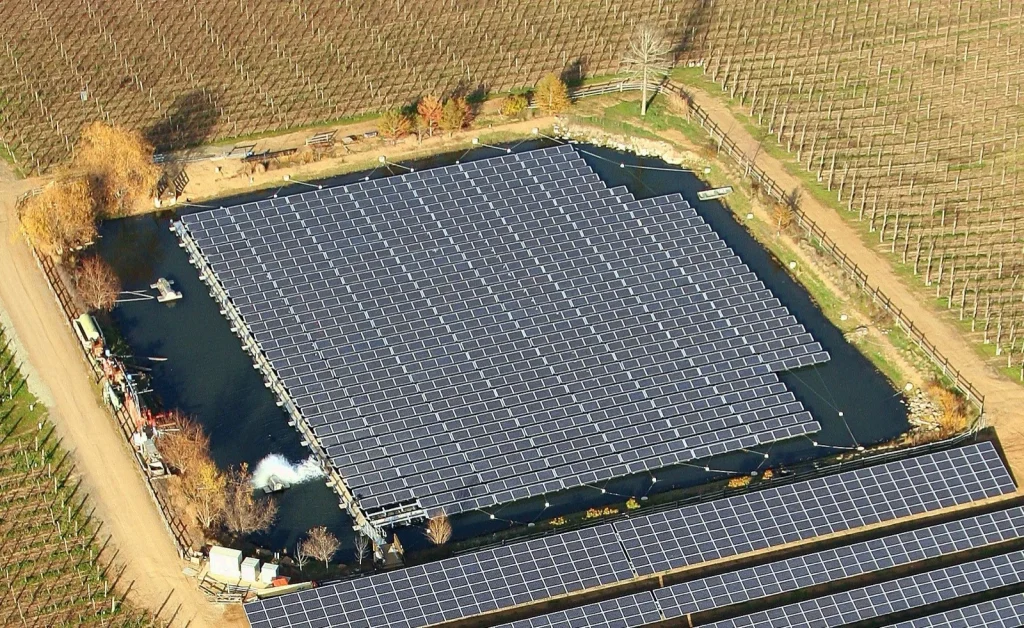 Panneaux solaires flottants sur plan d'eau, vue aérienne