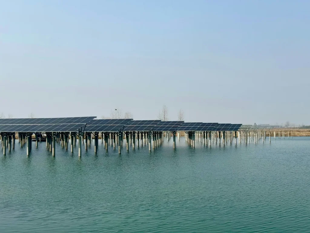 Centrale photovoltaïque flottante sur l'eau, vue large
