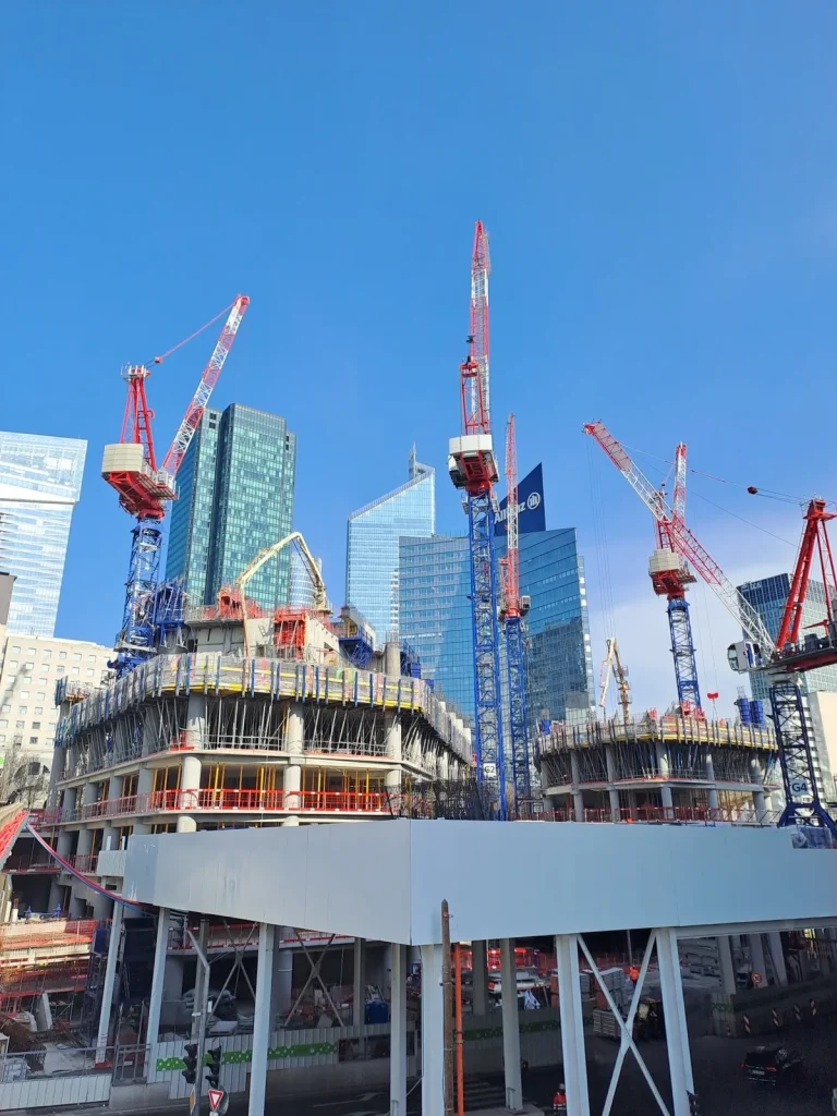 Chantier de la Tour The Link à La Défense — vue rapprochée des tours en construction avec grues