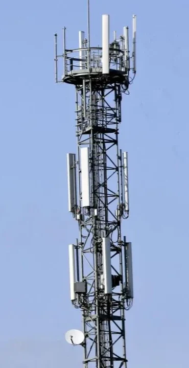Pylône télécom avec antennes GSM, ciel bleu